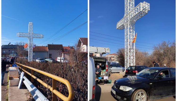 Një kryq gjigant vendoset ne hyrje të një tregu në Kumanovë