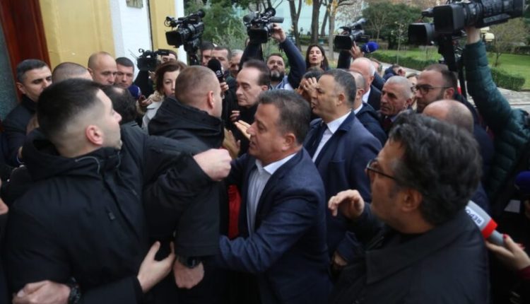 Përplasje, shtyrje, sharje, e thyerje xhamash në Kuvendin e Shqipërisë