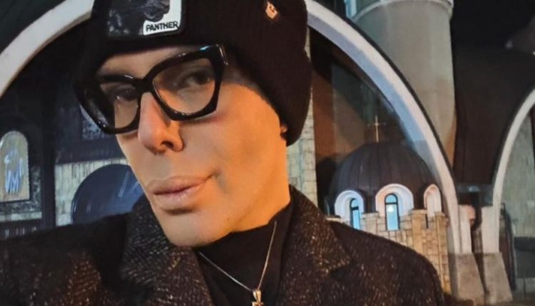 Boki 13 në liri, bëri selfie para kishës dhe kërkon “ndihmën e Zotit”