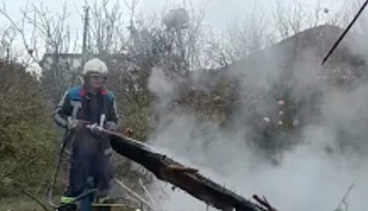 “Çatia kishte rënë në tokë, luftuam me flakët”, në shtëpinë ku humbi jetën i moshuari në Lushnje