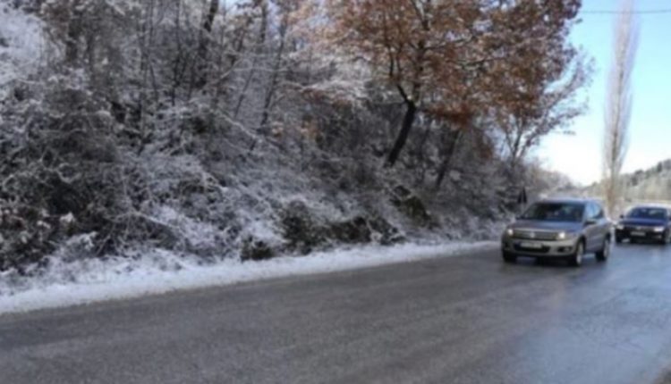 Kujdes në rrugë, në këto pjesë të Maqedonisë ka reshje të dobëta të borës