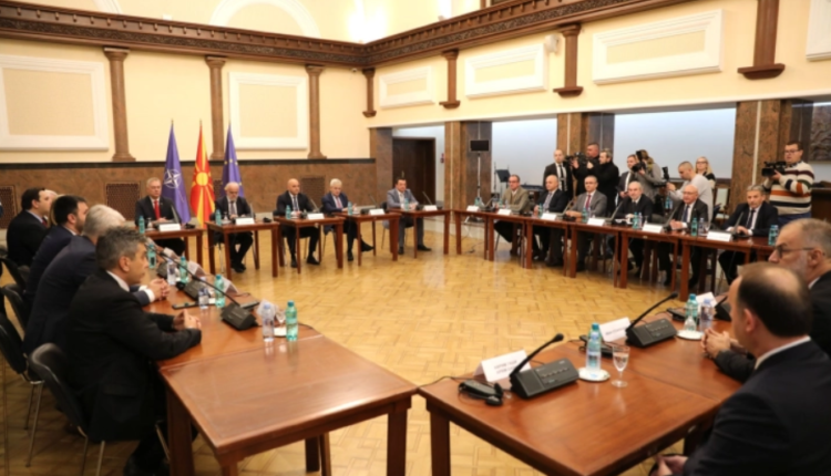 Mickoski pret ftesë për takim nga Kovaçevski