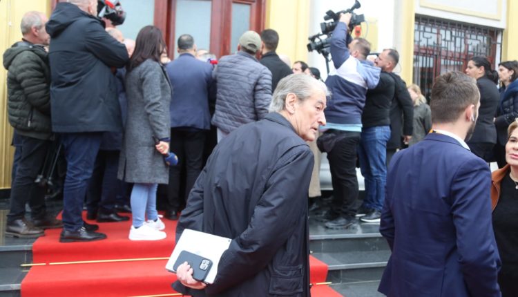 Arresti, nis numërimi mbrapsht/ Shumica konfirmon heqjen e imunitetit të Berishës. Një grup deputetësh PD ankohet në Kushtetuese