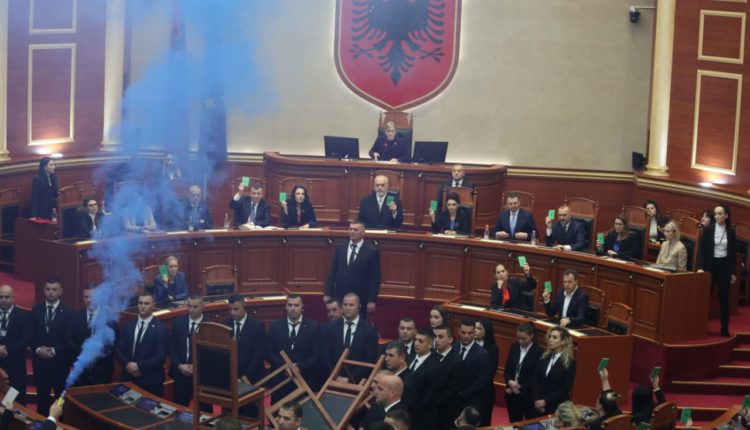 Basha, ‘favori’ i fundit ndaj doktorit/ PD zyrtare nuk guxon të shkojë në Kuvend për heqjen e imunitetit të Berishës