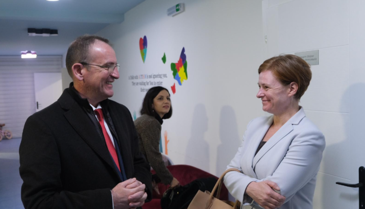 Kryetari Arben Taravari pret në takim ambasadoren gjermane, Petra Drexler