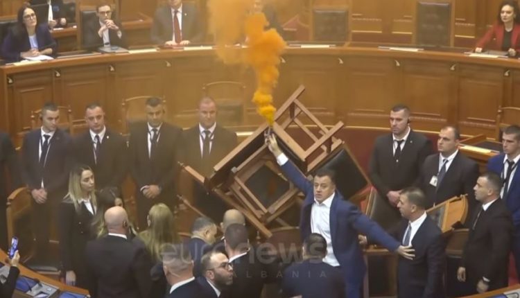 Tension e tymuese në Kuvend, përjashtohet nga seanca Flamur Noka