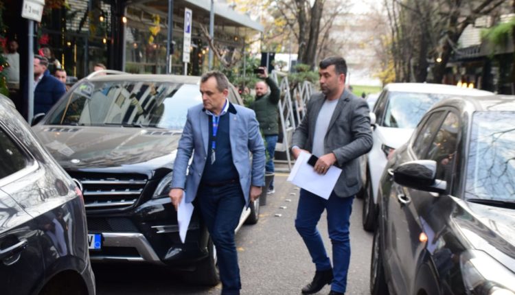 Oficerët e policisë gjyqësore, mbërrijnë në shtëpinë e Berishës për t’i komunikuar masën