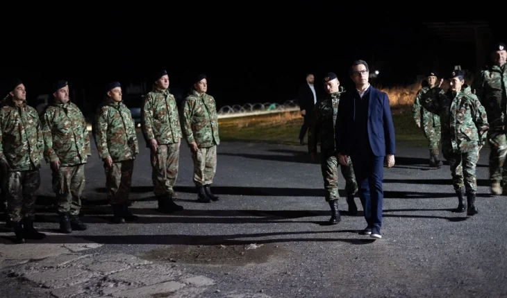 Pendarovski i vizitoi qendrën transitore “Vinojug” dhe pjesëtarët e Armatës në Mllaz Bogdanci