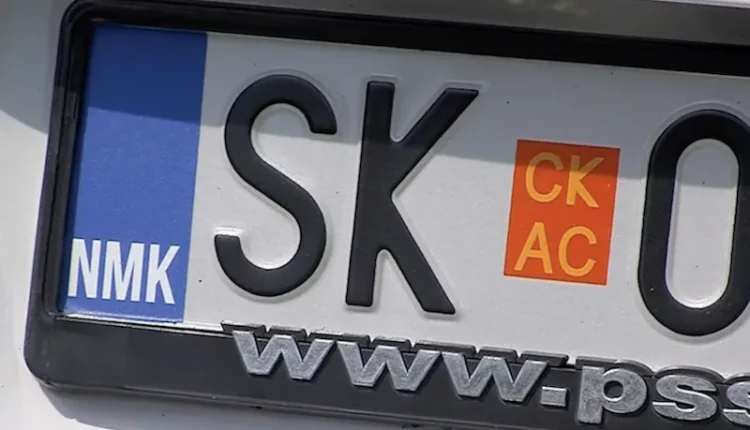 Nuk do ndërrohen targat e makinave, por stikera, ja sa do kushtojnë?