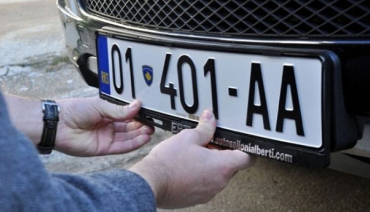 Qeveria e Serbisë vendos t’i lejojë veturat me targa RKS në territorin e saj nga 1 janari