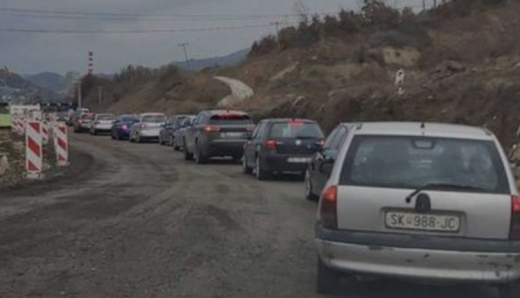 Vikendi i zgjatur, shkakton kolona kilometërshe në kufirin e “Bllacës”