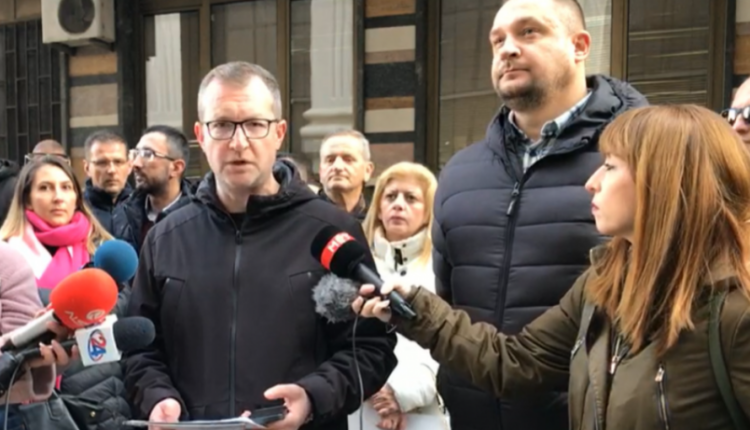 Protestë para Ministrisë së Financave, sindikata kundërshton masën e përkohshme për pagat
