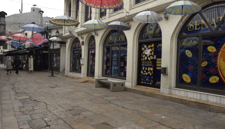 Qytetarët mirëpresin largimin e kazinove nga shkollat