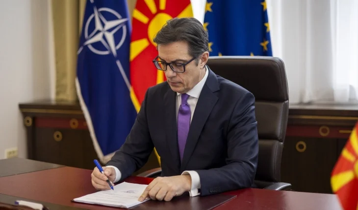 Pendarovski e nënshkroi dekretin për shpalljen e Ligjit për përdorimin e gjuhës maqedonase