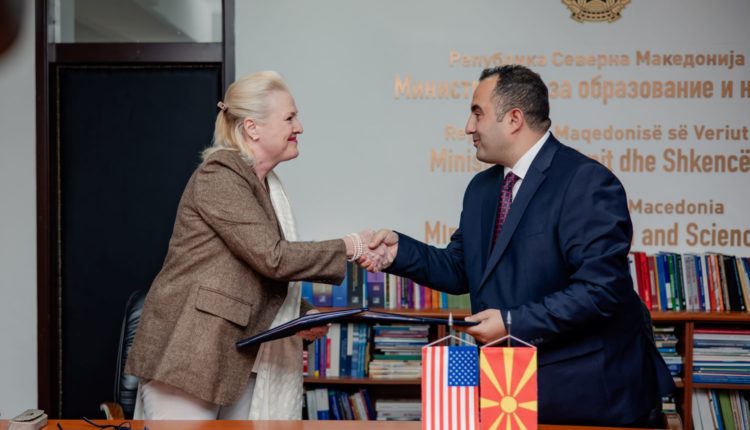 Ministri Shaqiri dhe ambasadorja Ageler nënshkruan vazhdimin e programit të shkëmbimit akademik Fullbrajt