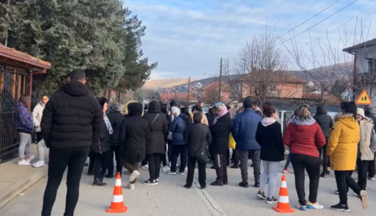 Protestuesit maqedonas në Çashkë vazhdojnë të bllokojnë hapjen e paraleles shqipe në shkollën “Todor Janev”