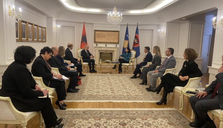 Osmani pret në takim kryediplomatin shqiptar
