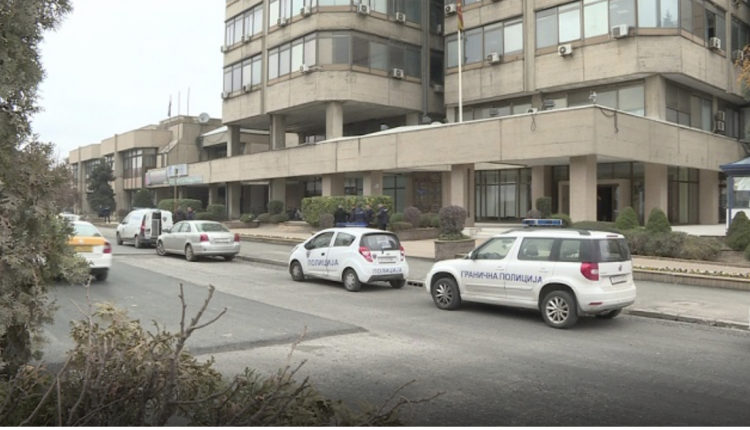 Alarm për bombë në Banken Popullore, policia e rrethon objektin