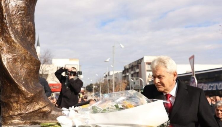 Përurohet shtatorja e heroit Kadri Zeka në Gjilan, Ahmeti: Lavdi veprimtarëve që dhanë jetën për jetësimin e idealeve kombëtare