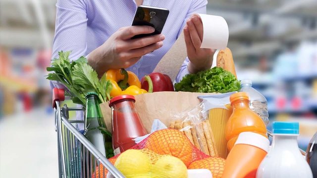 31% e ekonomisë shkon për t’u ushqyer, shqiptarët rekord në Europë për shpenzimet për bukë, mish, peshk, qumësht, fruta