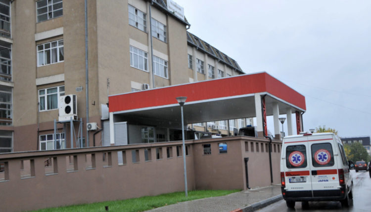 Dërgohet në Emergjencë vajza që u lëndua pas rënies së çatisë së objektit të Komunës së Prishtinës