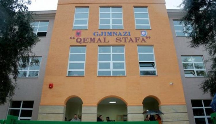 Sherr mes 15-vjeçarëve në gjimnazin “Qemal Stafa”, dëmtohet me mjet prerës njëri prej tyre