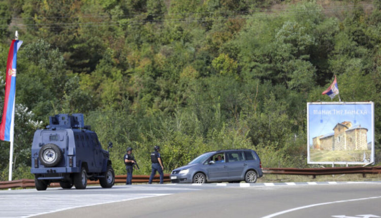 Policia patrullon në Banjskë – gjen një flamur të Serbisë, dhjetëra gëzhoja, karikator kallashi e qindra fishekë
