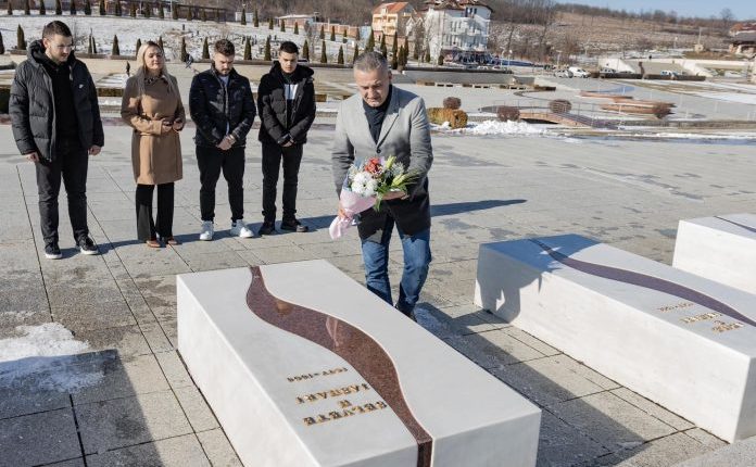 26-vjetori i sulmit të dytë ndaj familjes Jashari, Bekimi bën homazhe tek varret e të rënëve