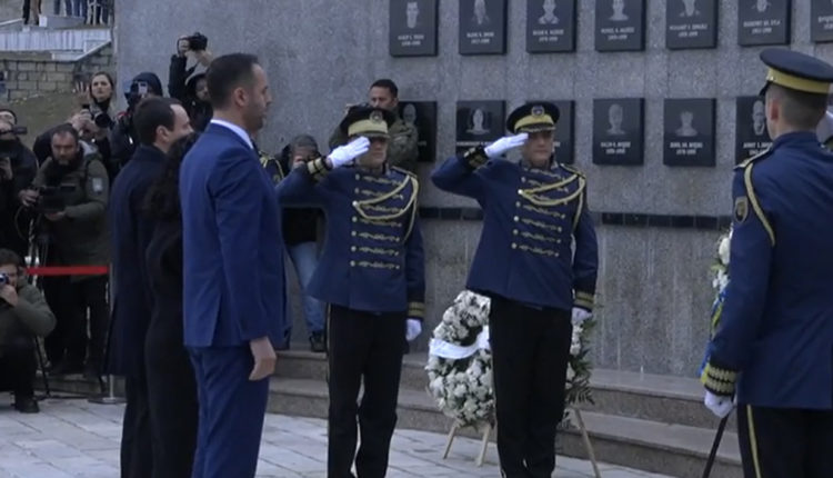 25-vjetori i Masakrës së Reçakut, krerët e shtetit Kosovar vendosin kurora lulesh pranë lapidarit