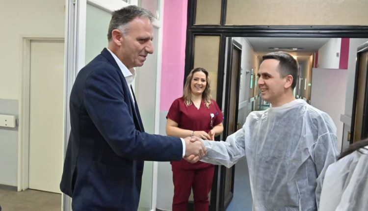 Foshnja e parë në Tetovë e lindur natën e Vitit të Ri është vajzë