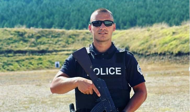Nëna e policit që lëshoi Kosovën sot: “Rrugë të mbarë bir, ti ma bën hallall – më kujto të lus…”
