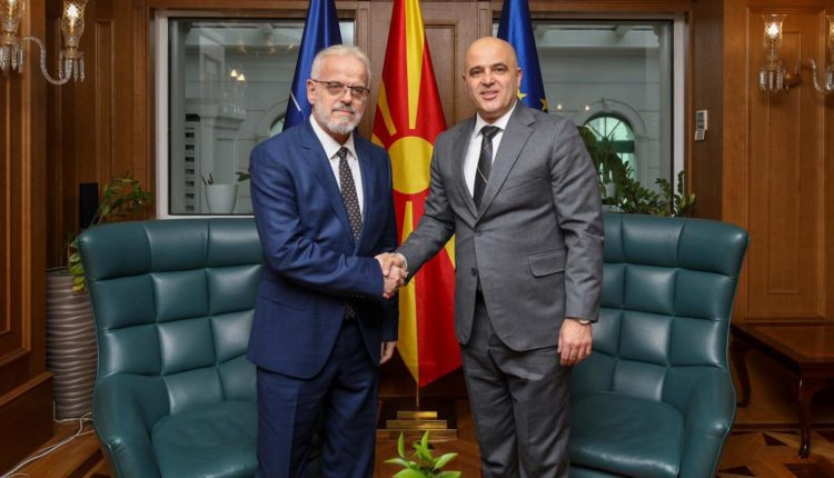 Talat Xhaferi e pranon detyrën si kryeministër i Maqedonisë së Veriut