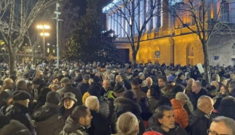 Opozita rinis protestat në Serbi shkaku i vjedhjes së zgjedhjeve dhe vrasjes së pazbardhur të Ivanoviqit