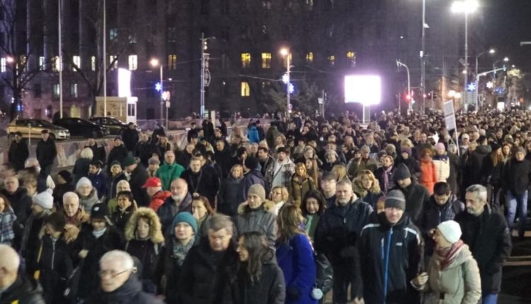 Rifillojnë protestat në Serbi, opozita kërkon anulimin e zgjedhjeve të diskutueshme