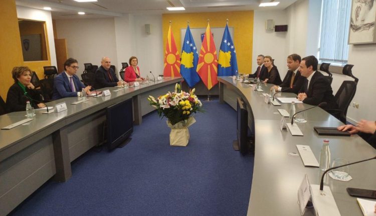 Kryeministri Kurti pret në takim presidentin e Maqedonisë së Veriut, Stevo Pendarovski