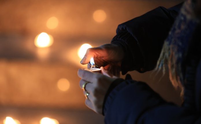​Ndizen qirinj për viktimat e gjenocidit në Kosovë