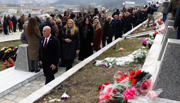Haradinaj në 25-vjetorin e Masakrës Reçakut: Akt ç’njerëzor që tronditi mbarë botën demokratike