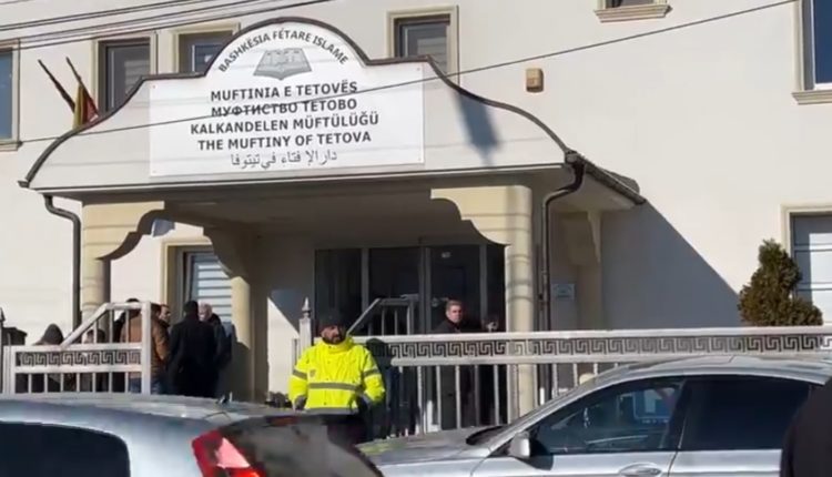 Të dy myftitë e Tetovës pritet të nisen për në Shkup në takim me kreun e BFI-së (VIDEO)