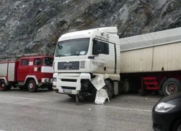 Aksident i rëndë trafiku në Shqipëri – i përfshirë shoferi i kamionit nga Maqedonia