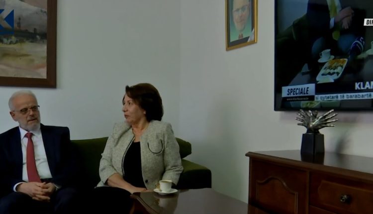 Kryeministri në ardhje i Maqedonisë së Veriut e mban në shtëpi shqiponjën dy krenare (VIDEO)
