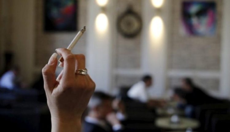 Gjoba deri në 4,500 euro për personat që pinë duhan në ambientet të mbyllura