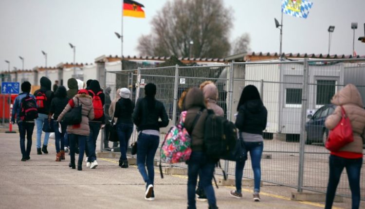 Shqiptarët vijojnë të kryesojnë në Ballkan për kërkesat për azil në Bashkimin Europian