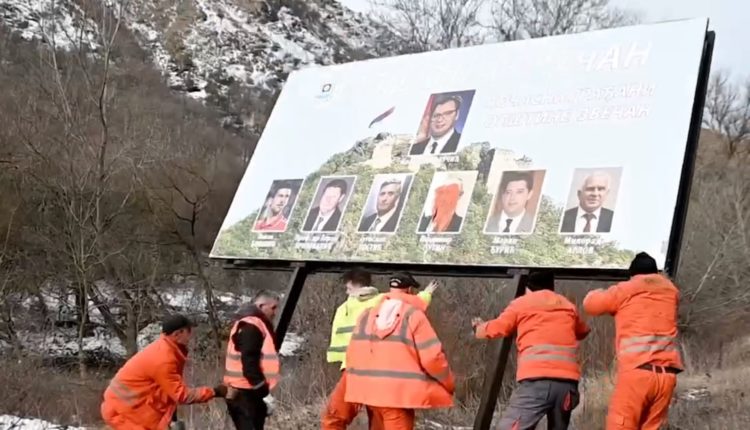 Policia heq billbordet ilegale në Zveçan, ku shiheshin Vuçiqi e Putini (VIDEO)