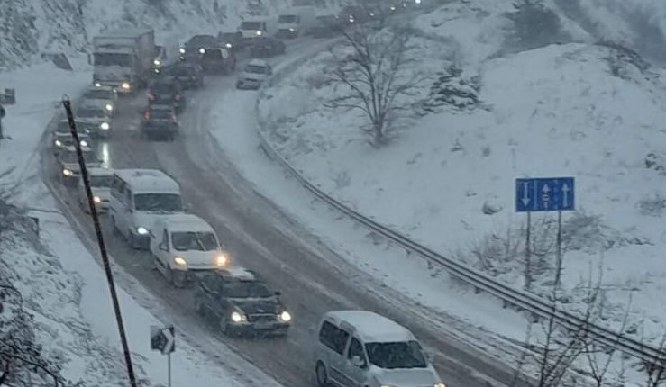 Reshjet e dendura të dëborës, trafik kilometrik në aksin Prrenjas – Qafë Thanë