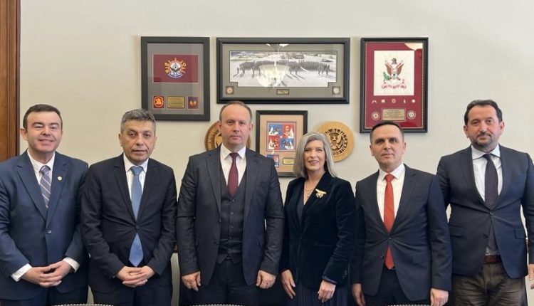 Liderët e Lidhjes takojnë në Uashington Senatoren Joni Ernst