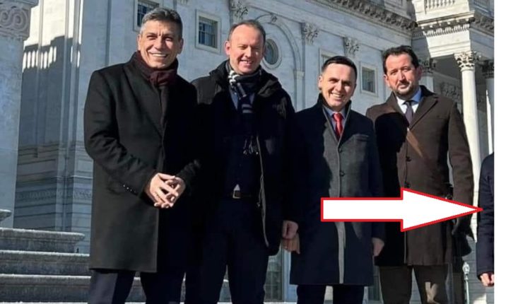 Izet Mexhiti fshin nga fotografia njeriun e afërt të Afrim Gashit (FOTO)