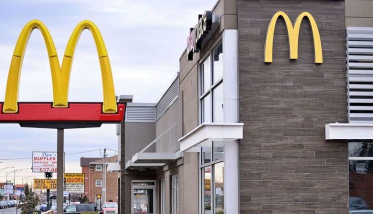Shtetasi i RMV e godet me grusht punëtorin në McDonald`s