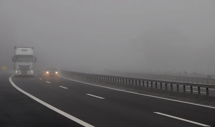 Ulje e dukshmërisë për shkak të paraqitjes së mjegullës në disa rrugë rrugore