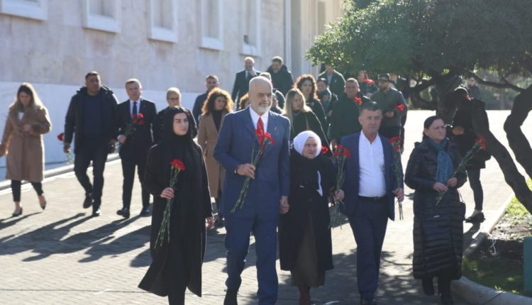 Me lule në duar/ Homazhet për “21 Janarin”, Kryeministri Rama në krah të familjarëve të viktimave (Fotot)