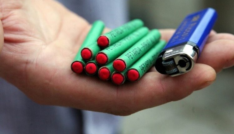 Policia gjatë bastisjes I sekuestron mjete piroteknike një personi në Prilep